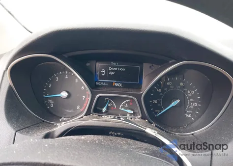 2016 Ford Focus S z USA, uszkodzony, nr VIN 1FADP3E27GL274268